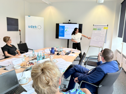 Mitglieder der Jury des 12. Sächsischen Selbsthilfepreises der Ersatzkassen 2026 im Entscheidungsfindungsprozess in der Jurysitzung 